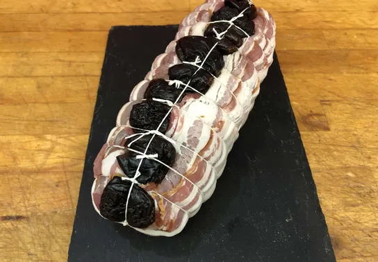 Rôti de Lapin, farce pruneaux et lard fumé