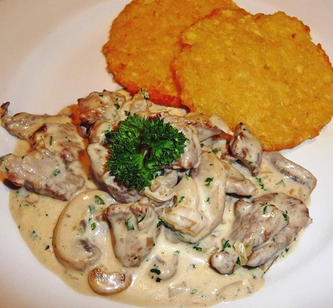 Émincé de poulet sauce girolles